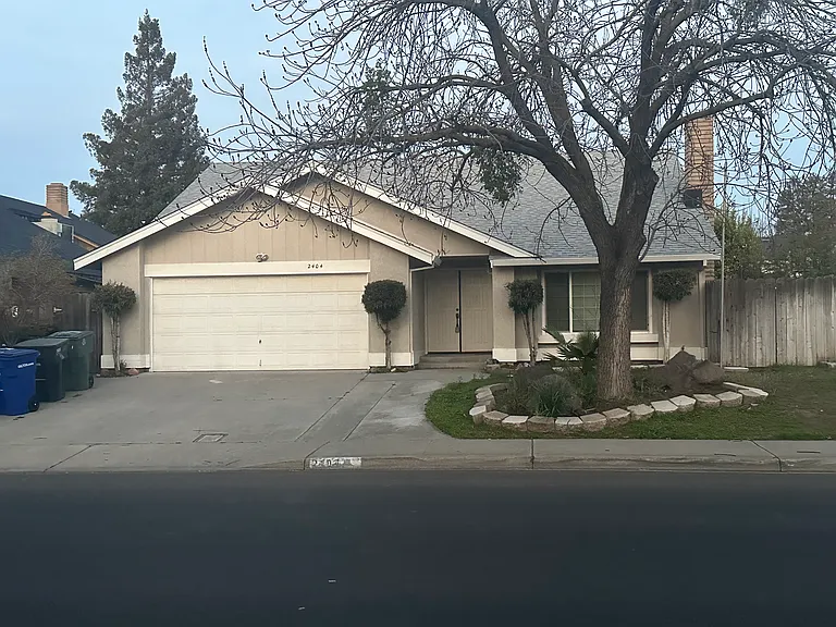 Lincoln Oak Dr — Photo 1