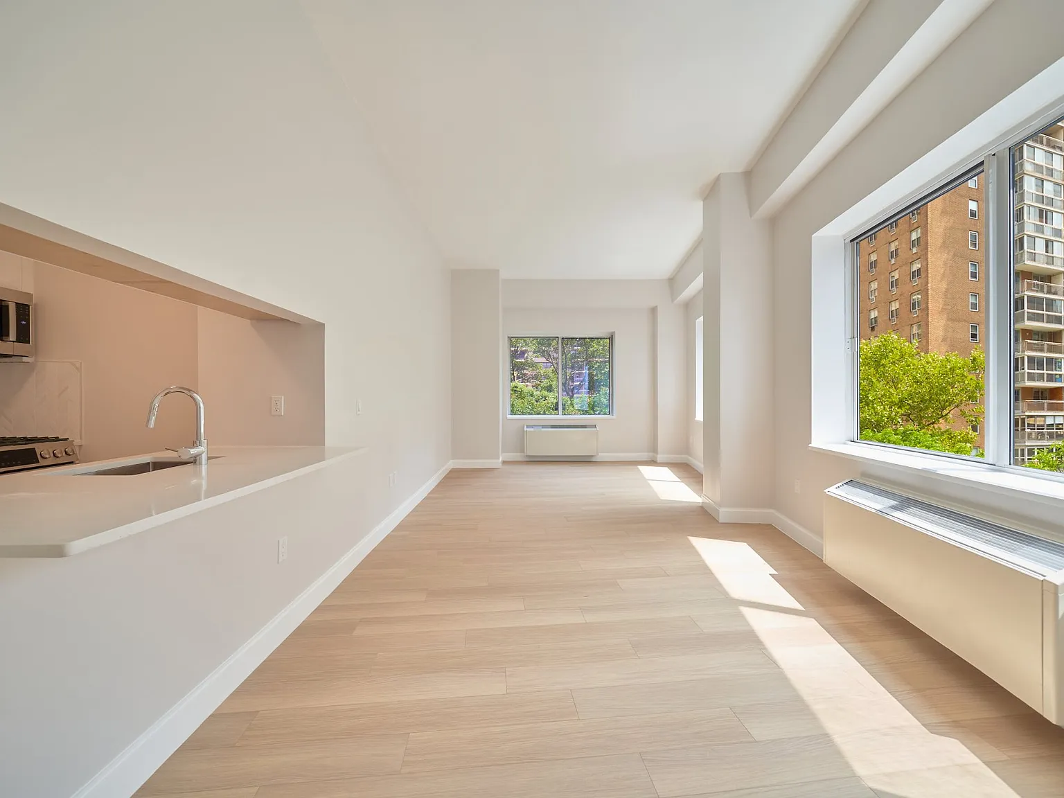 160 Riverside Boulevard — Photo 2