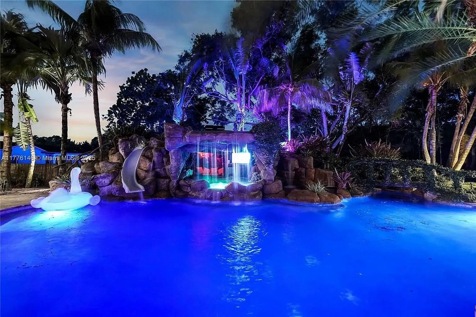 6 bed, 4.5 bath, 4580 sqft, $15,000 — Photo 2