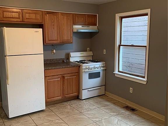 2nd image of 1247 Park St #1R