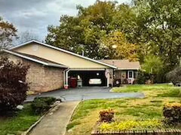 1108 Estate Dr, Johnson City, TN 37604