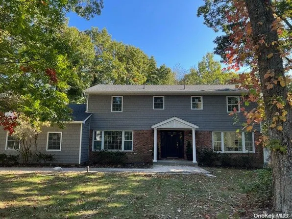 10 Regal Court, Saint James, NY 11780