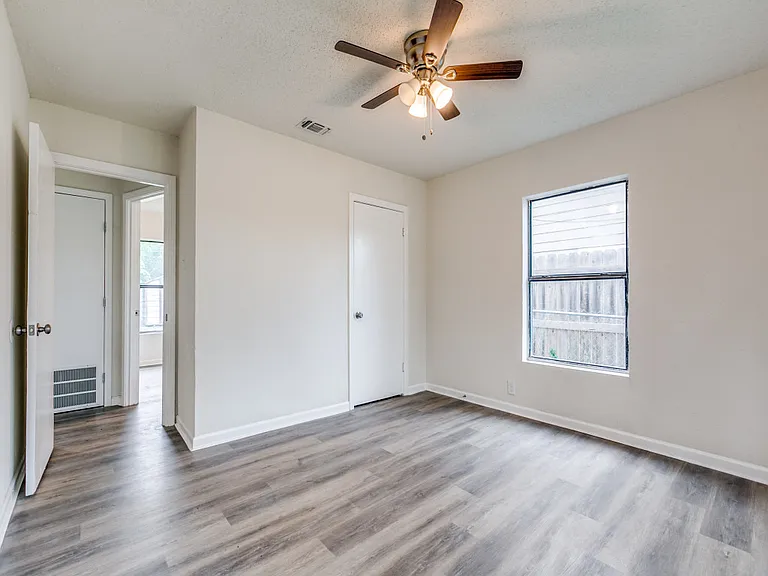 247 E Amber St — Photo 7