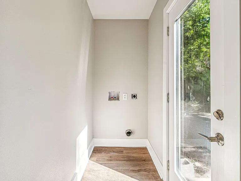 302 W Collins St — Photo 17