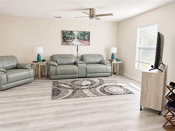 3rd image of 1001 Blossom Dr