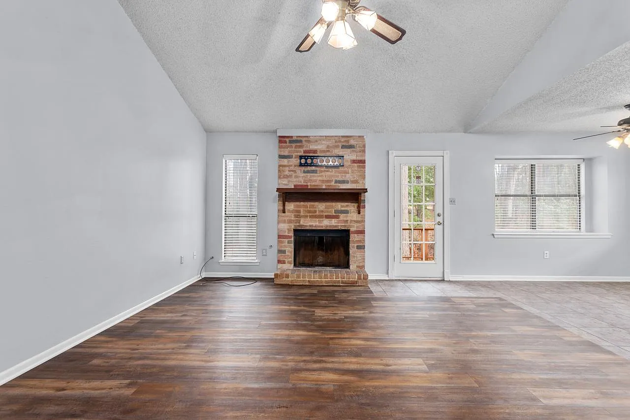 3 bed, 1353 sqft, $1,600 — Photo 1