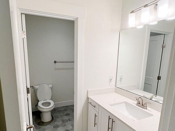 3rd image of 200 E Blackwell St