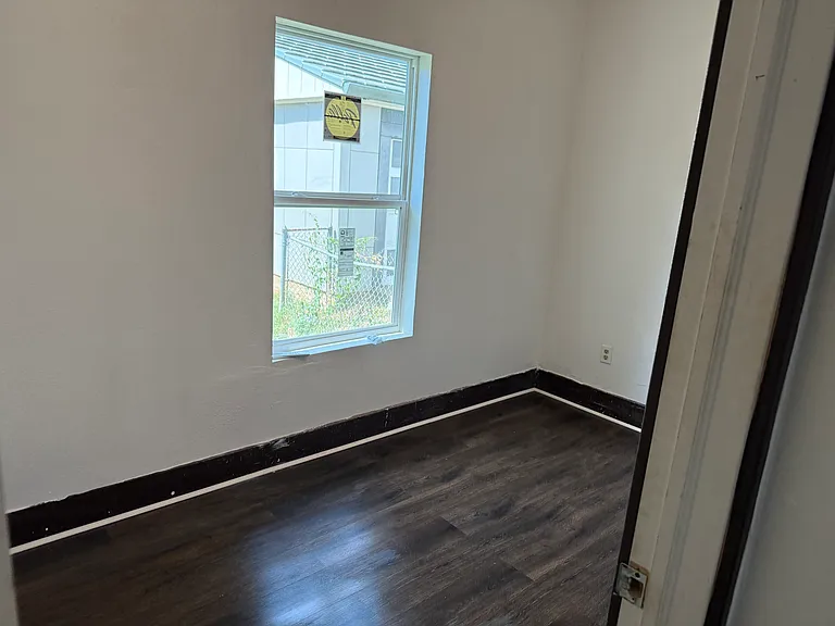 1137 E Moses St — Photo 8