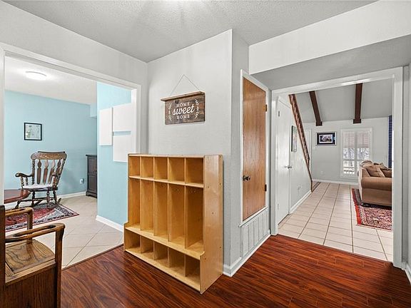 5th image of 1302 Creekview Dr