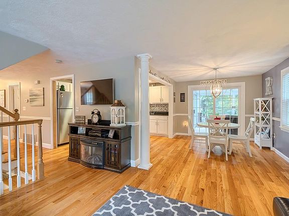 5th image of 61 Debra Dr