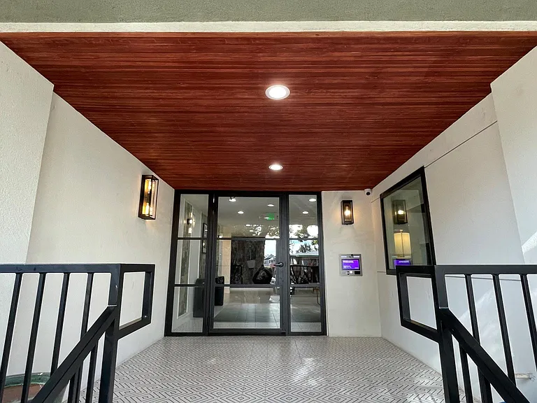 San Pasqual Apartments — Photo 28
