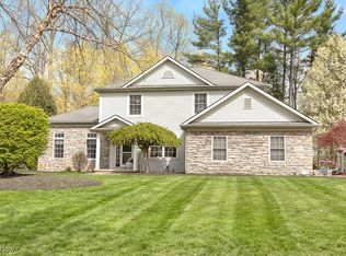 1073 River Run Dr, Macedonia, OH 44056