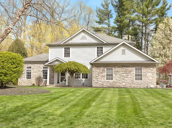 1073 River Run Dr, Macedonia, OH 44056