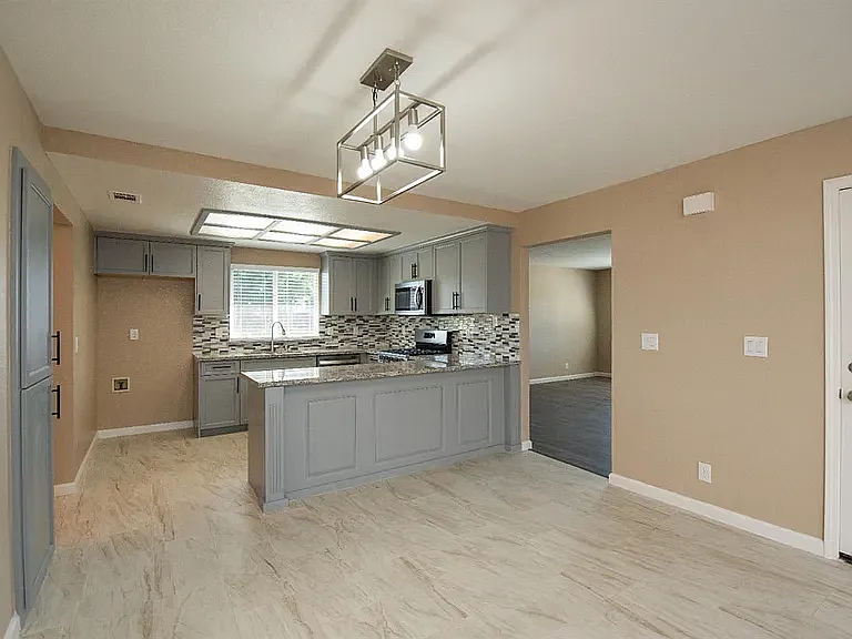 4 bed, 1876 sqft, $3,100 — Photo 2