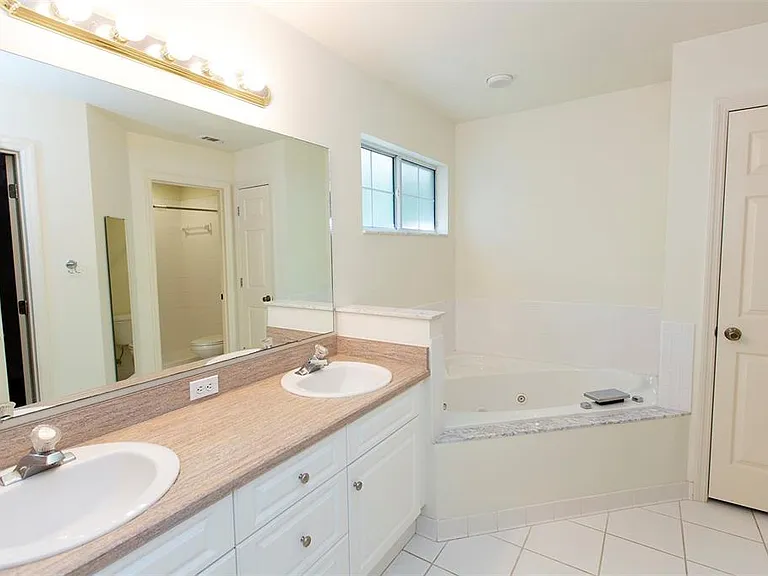 2340 NW 16th Ave — Photo 19