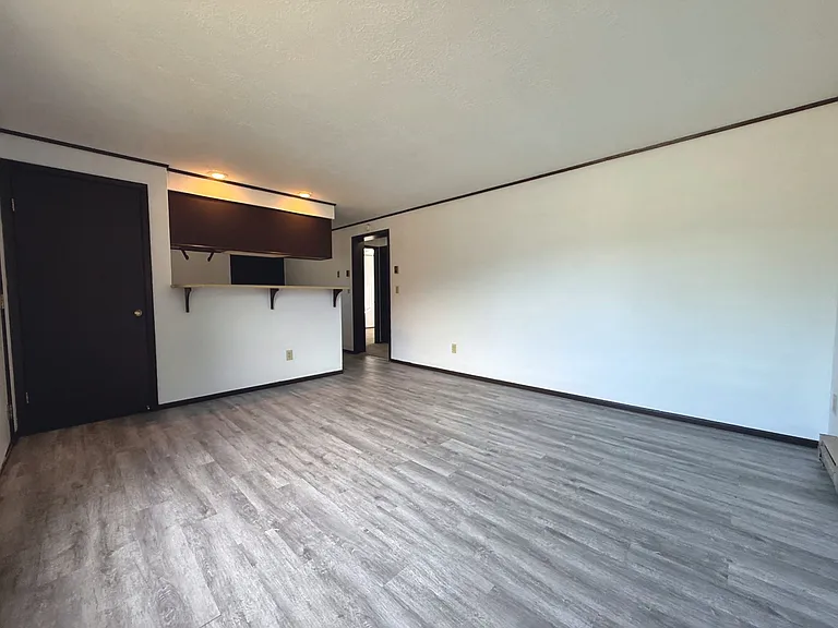 424 E State St #B — Photo 2