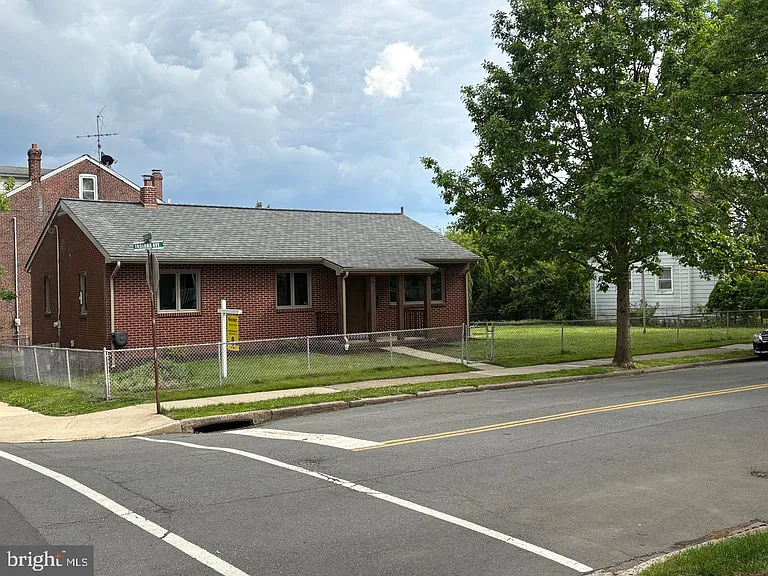 1040 Indiana Ave — Photo 2