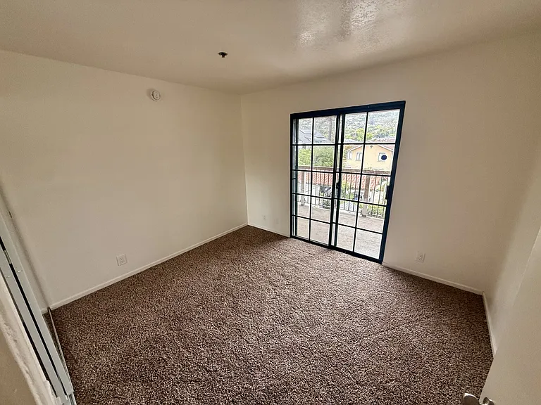 910 E Haley St #D — Photo 3