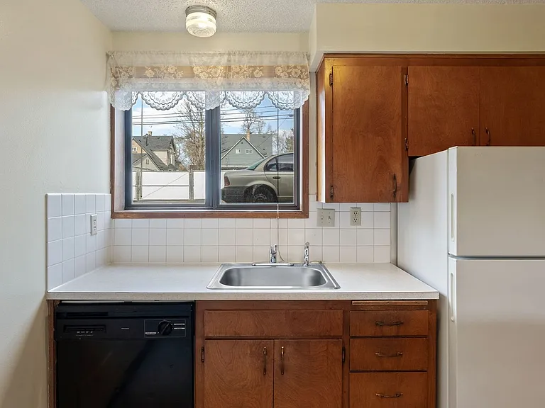 511 E Augusta Ave — Photo 8