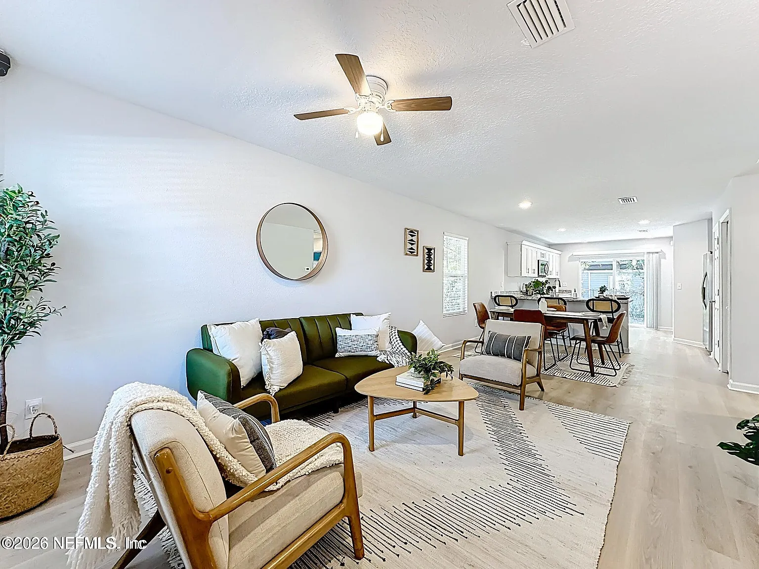 3 bed, 2.0 bath, 1193 sqft, $1,600 — Photo 2