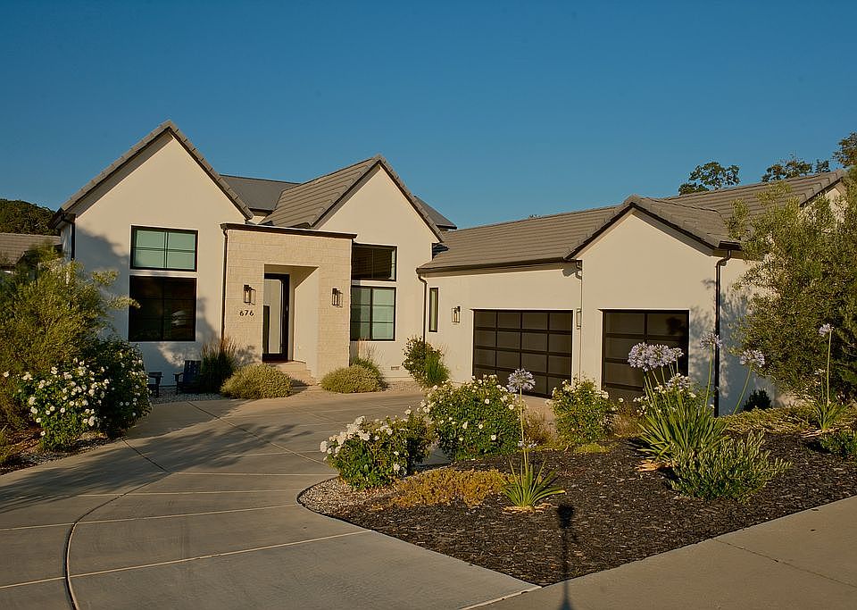 1st image of 676 Russell Dr