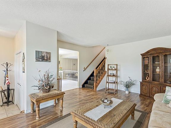 4th image of 323 NE Ranchview Pl NW