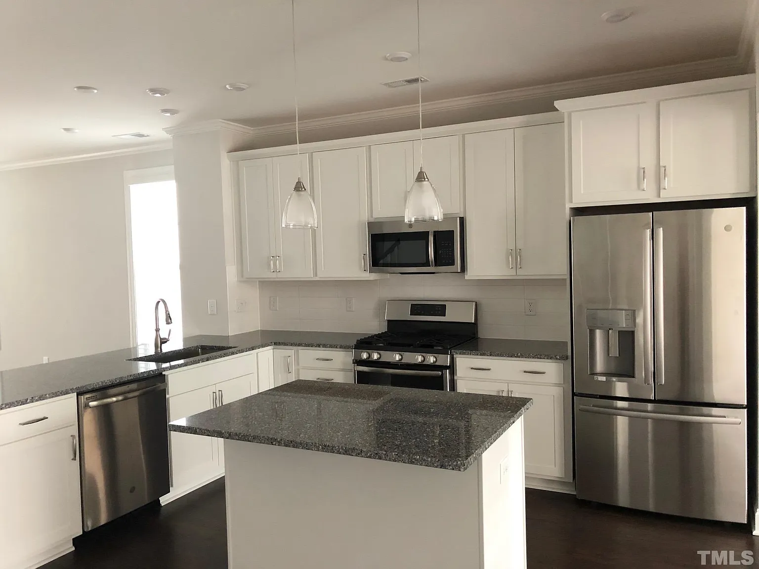4 bed, 3.5 bath, 2350 sqft, $2,500 — Photo 2