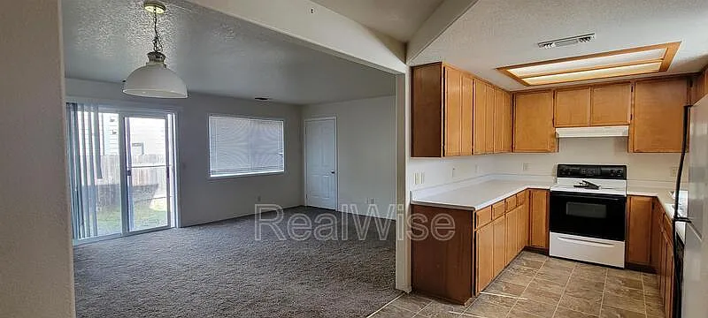 2 bed, 1.0 bath, 1000 sqft, $1,295 — Photo 2