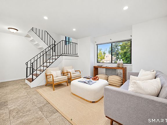 4th image of 33 Colonial Road #4