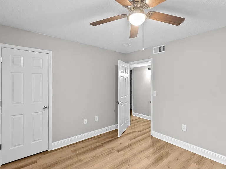 Pebble Creek Apartments — Photo 13