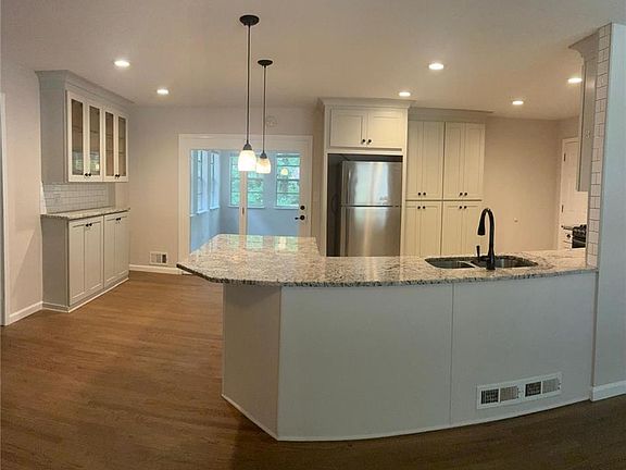 5th image of 1744 Oak Ridge Way