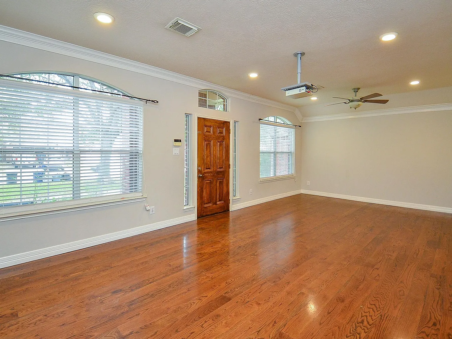3 bed, 2.0 bath, 1705 sqft, $2,200 — Photo 3