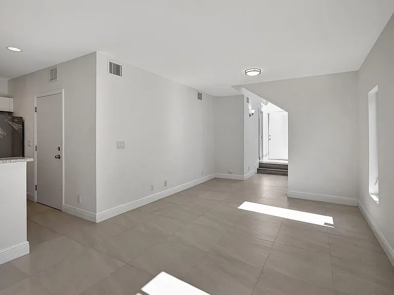 1104 S 20th Ave — Photo 5