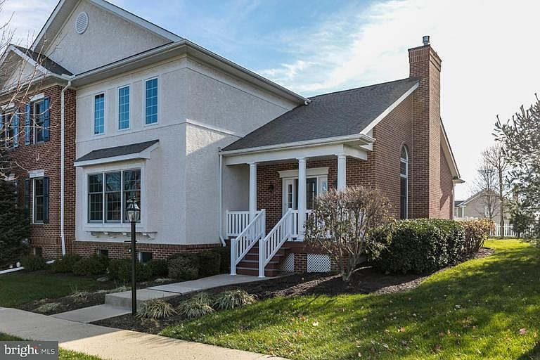 1st image of 913 Pinehurst Dr