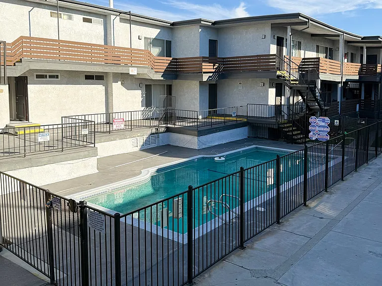 Saticoy Gardens — Photo 2