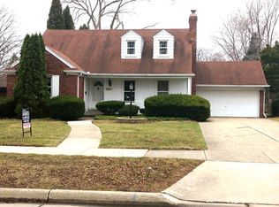 581 Roslyn Rd, Grosse Pointe Woods, MI 48236