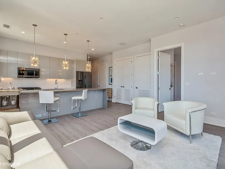 2401 W Wabansia Ave #4 — Photo 4