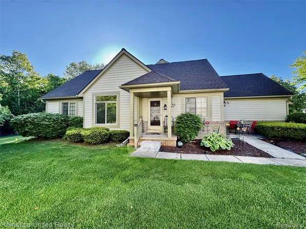 2663 Maple Forest Dr, Wixom, MI 48393