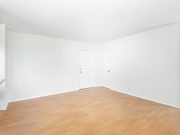 3rd image of 1010 S Bedford St #201