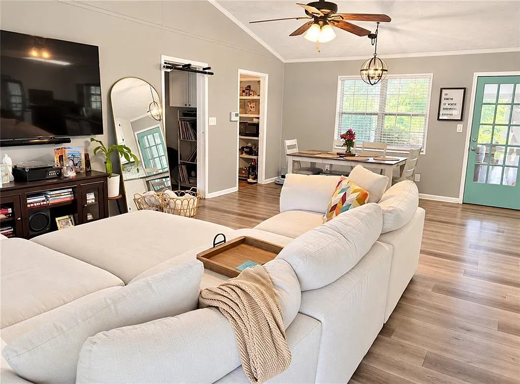 1 bed, 1.0 bath, 1695 sqft, $800 — Photo 3