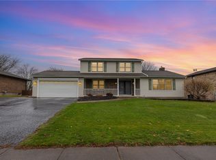 130 Castle Grove Dr, Rochester, NY 14612