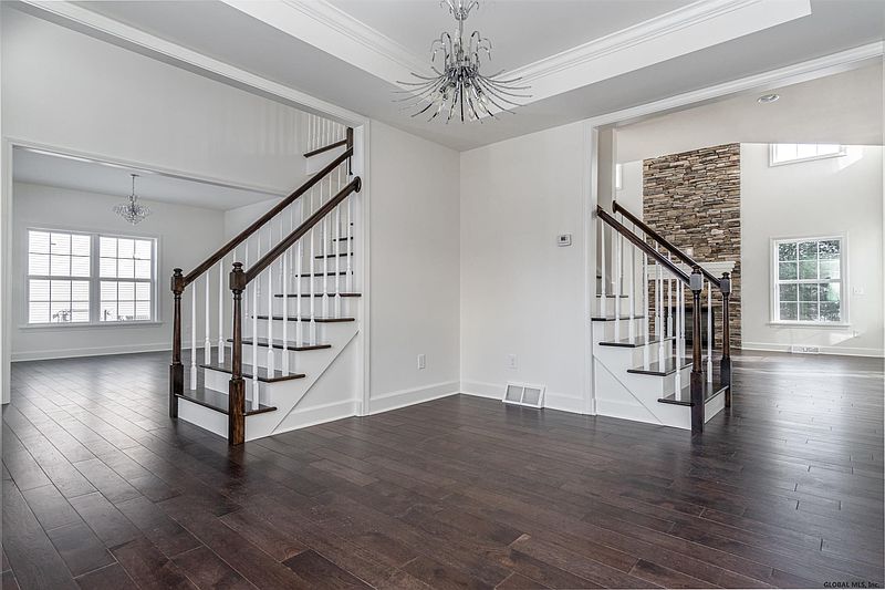 5th image of 33 PINE HOLLOW Drive