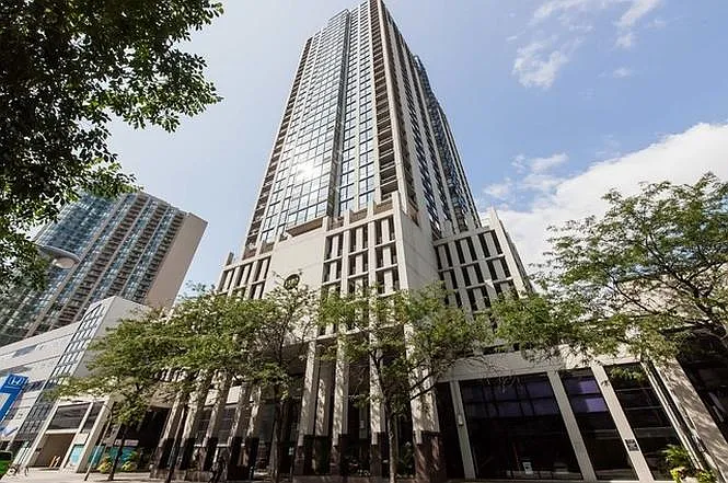1122 N Clark St #3902 — Photo 1