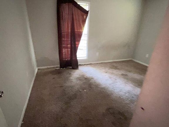 3rd image of 916 Palm St