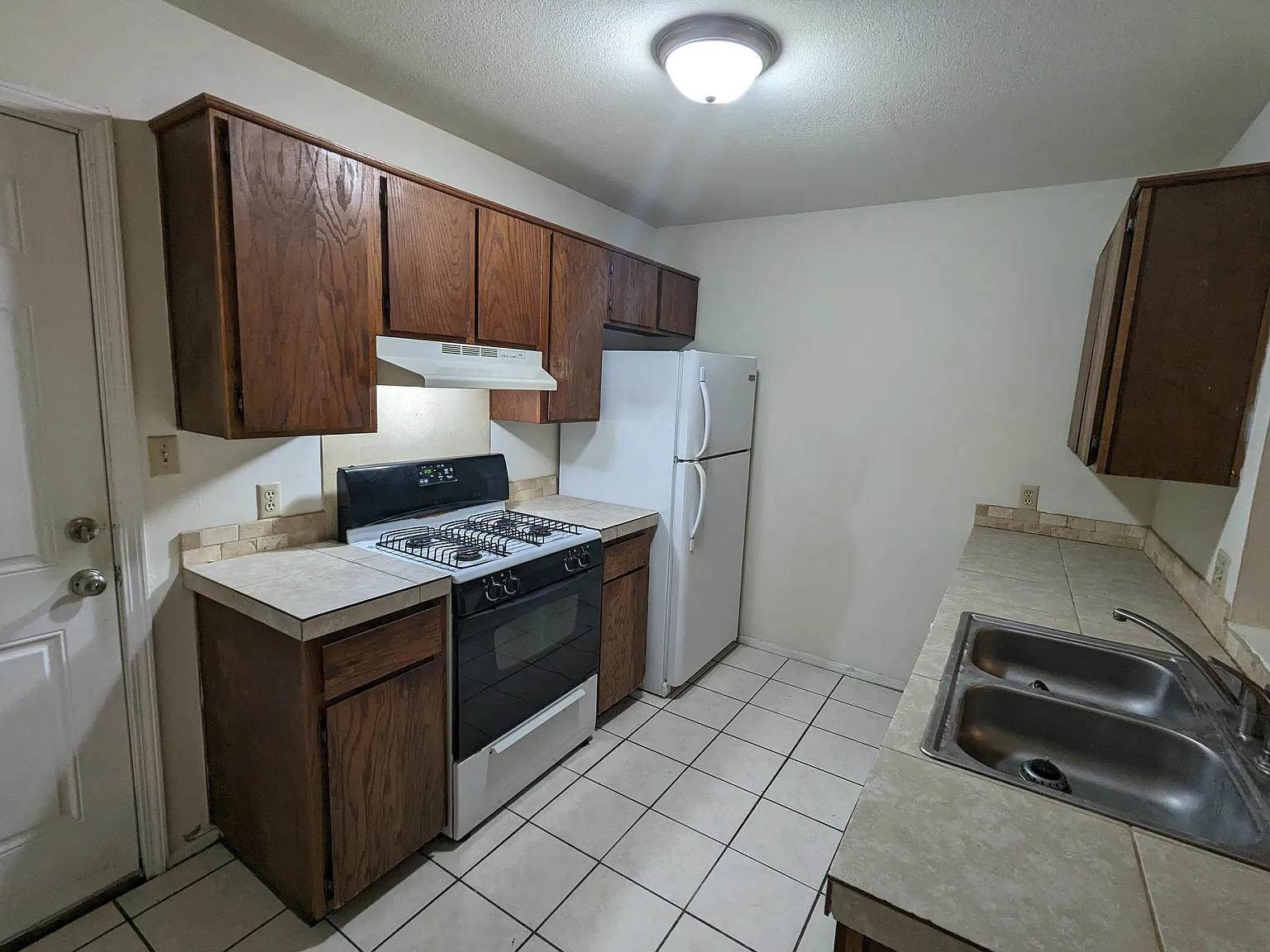 2 bed, 1.5 bath, 832 sqft, $895 — Photo 4