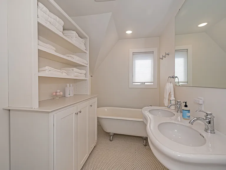 526 N 16th Ave E — Photo 12
