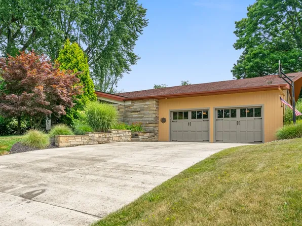 203 Hayeswold Dr, Coraopolis, PA 15108