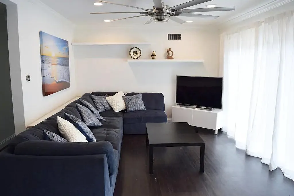 4 bed, $5,200 — Photo 1