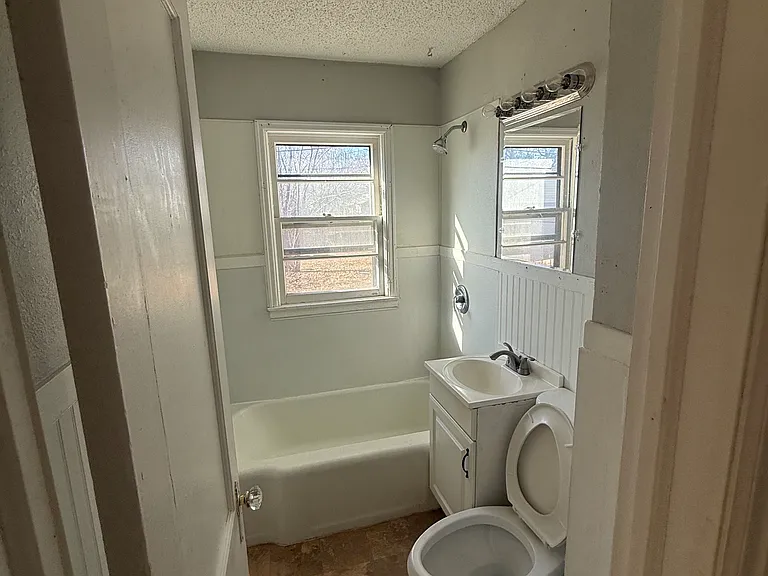 1821 N Minneapolis Ave — Photo 3
