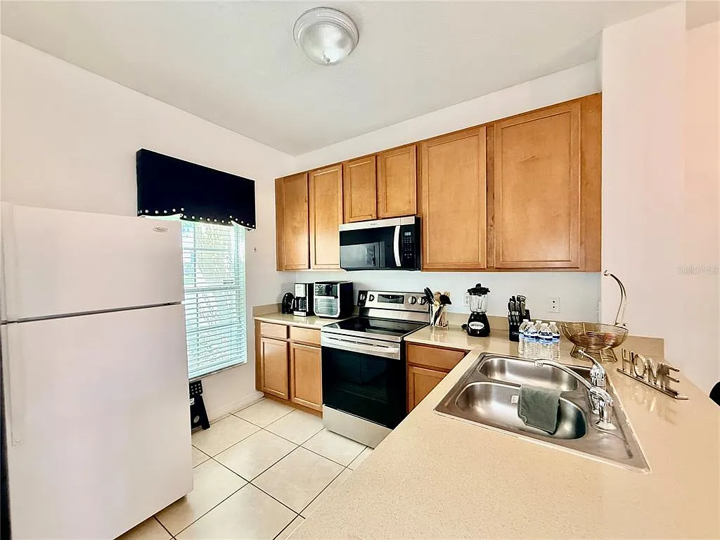 3 bed, 2.5 bath, 1295 sqft, $2,600 — Photo 3